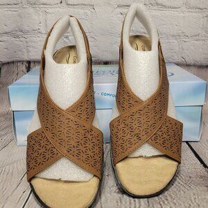 Easy Street Women's Claudia Comfort Wave Sandals